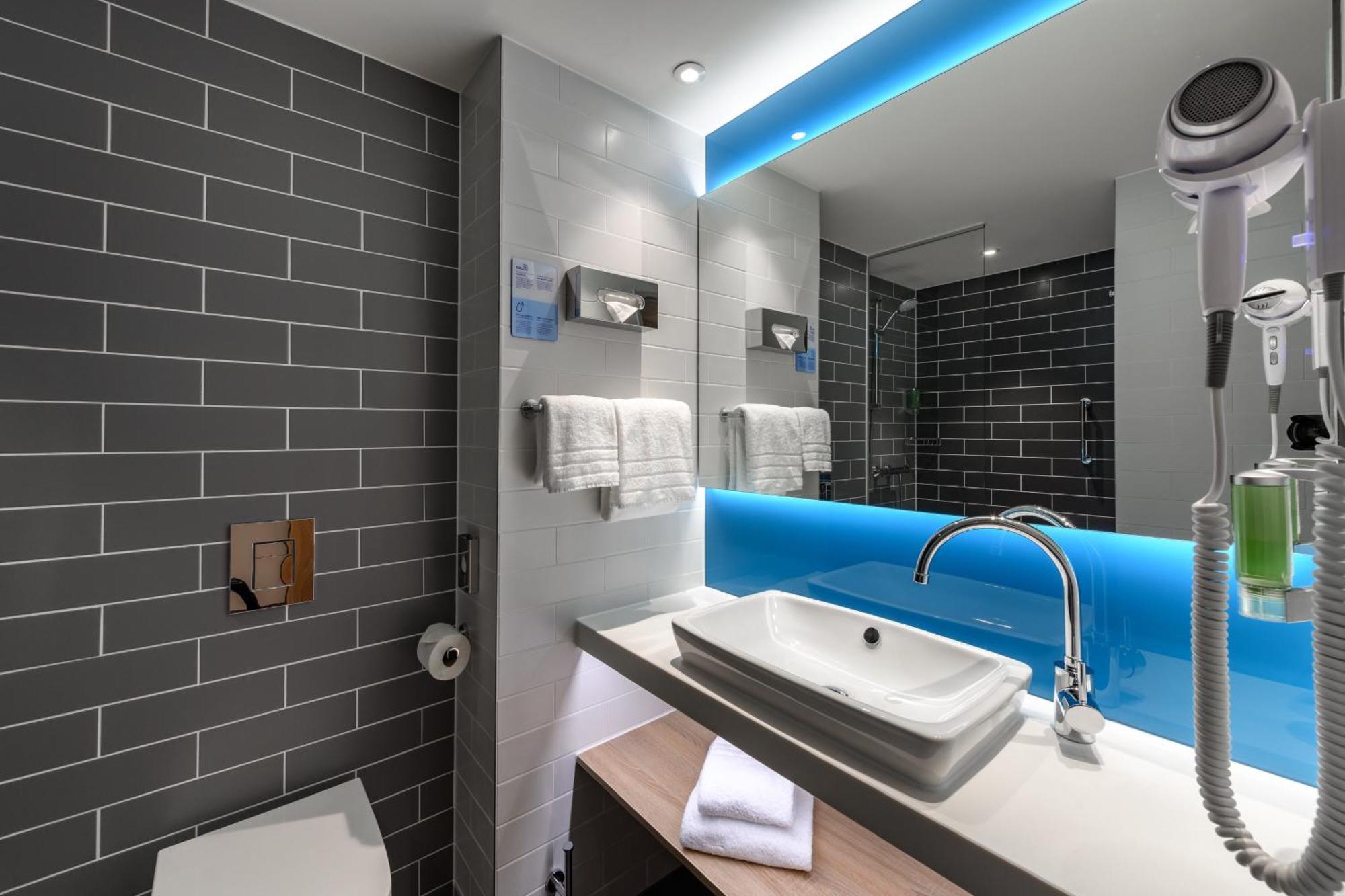 Holiday Inn Express Goettingen By Ihg Экстерьер фото