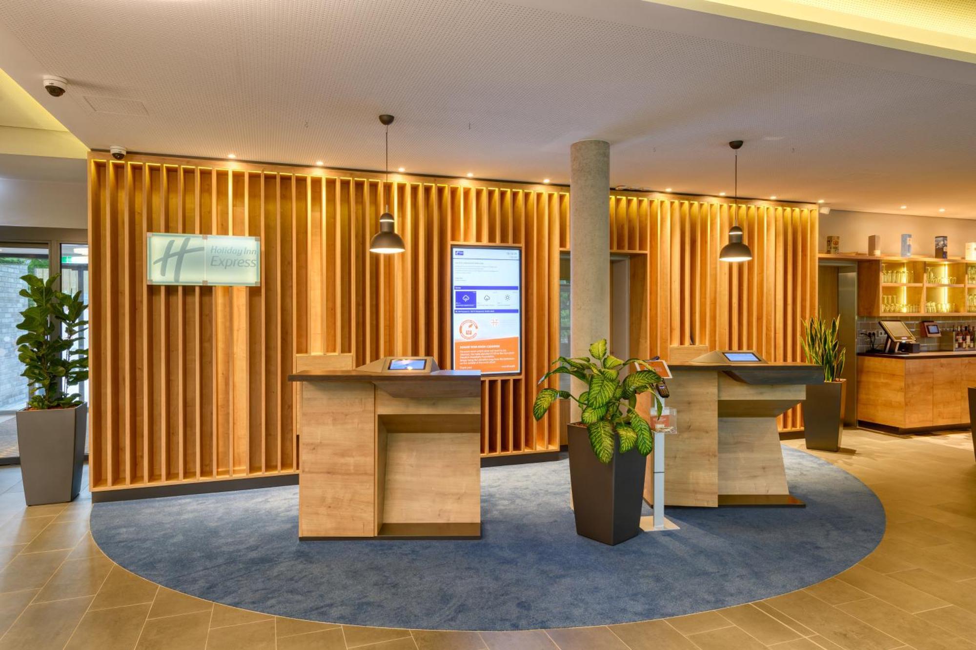 Holiday Inn Express Goettingen By Ihg Экстерьер фото